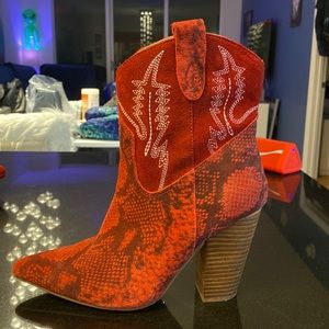 Dingo Calico Women’s Bootie Size 9